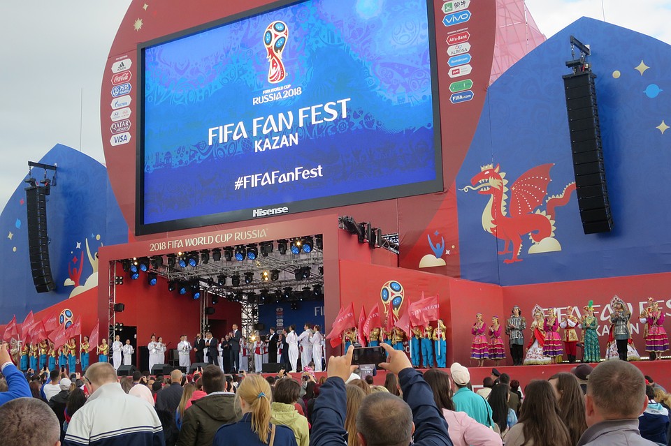 Fest казань. Чм 2018 казань народ. Фестиваль фан фан. Фифа фан фест. Казанский марафон футболка.