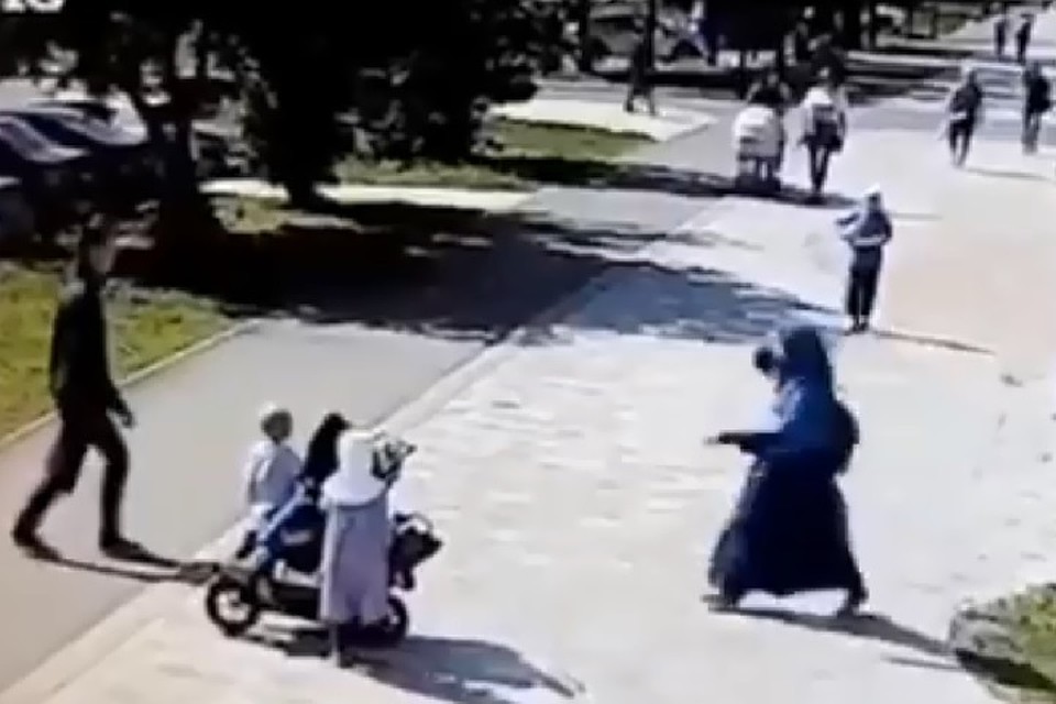 Мужик нападал на прохожих. Мужчина пинал женщин в парке. В Нижнекамске мужчина пинал женщин в парке. Чеченские женщины гуляют изменяют.