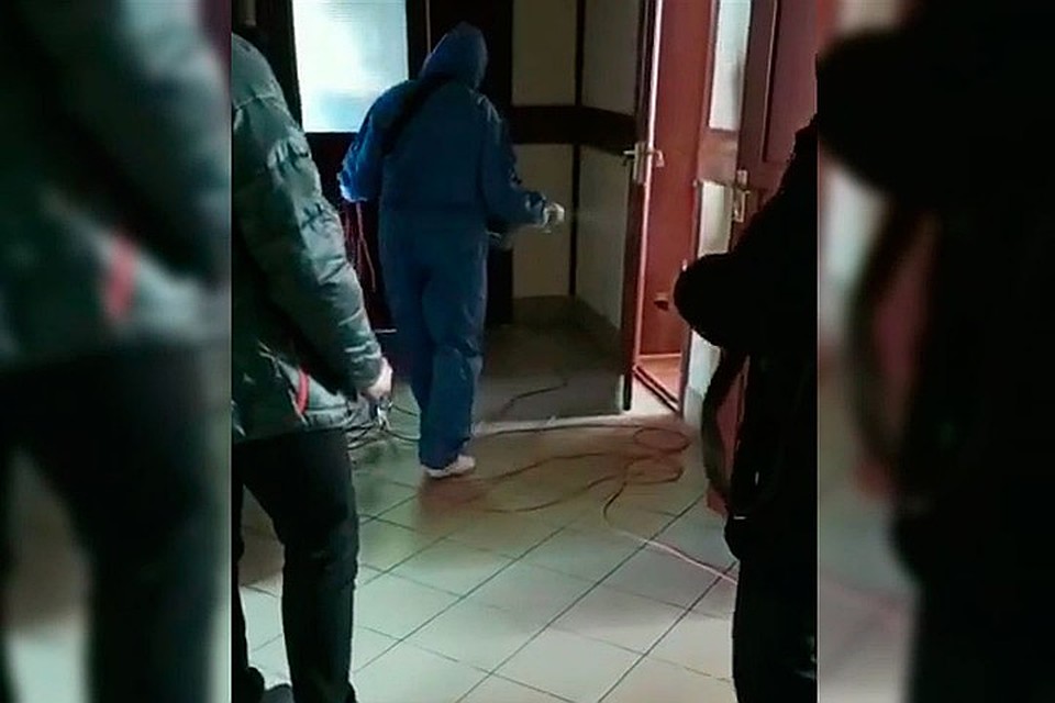 данкара арестовала полиция. полиция скрытой камерой. полиция арестовала мальчика. соседи угрожают полицией. прикольные объявления в подъезде.