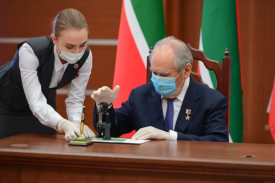 Тасср 100 лет логотип. Марочный блок татарстана. 100 лет татарстана. Путин шаймиев минниханов. Тасср 100 лет логотип.